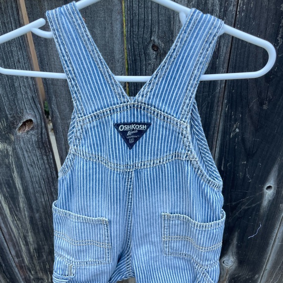 OshKosh B’gosh - Blue striped Overalls - 12 mths - Picture 4 of 9